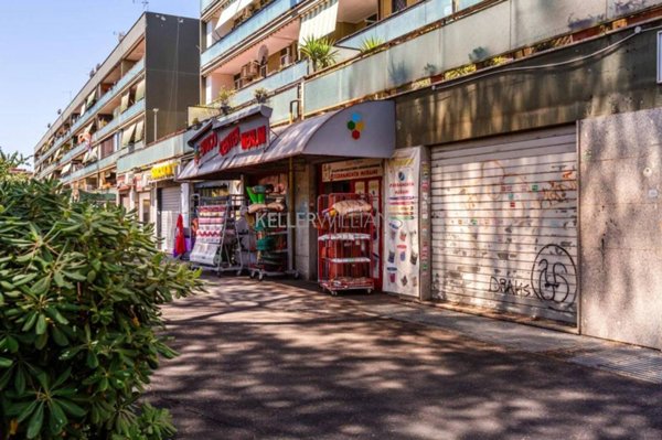 negozio in vendita a Roma in zona Tor Bella Monaca