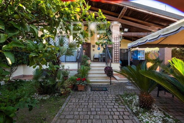 casa indipendente in vendita a Roma in zona Infernetto