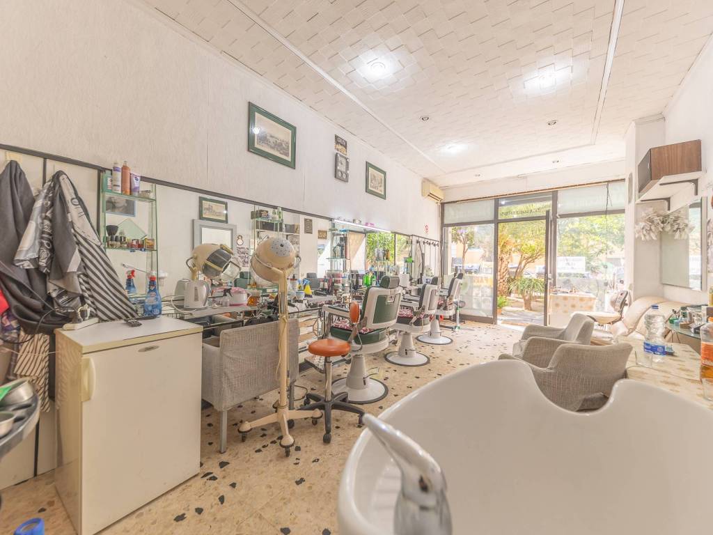 negozio in vendita a Roma in zona Tuscolano