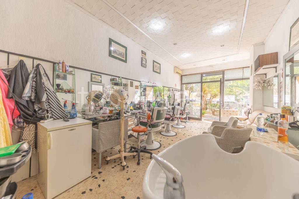 negozio in vendita a Roma in zona Tuscolano