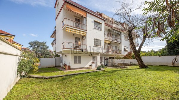 appartamento in vendita a Roma in zona Appio Pignatelli