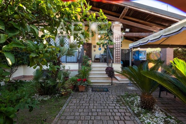 casa indipendente in vendita a Roma in zona Infernetto