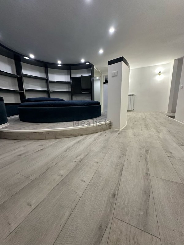 appartamento in vendita a Roma in zona Tomba di Nerone