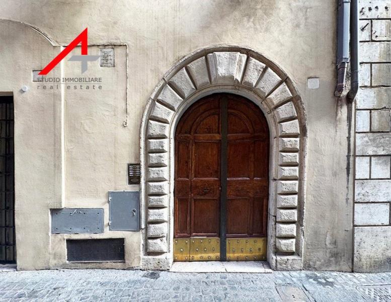 negozio in vendita a Roma in zona Parione/Sant'Eustachio