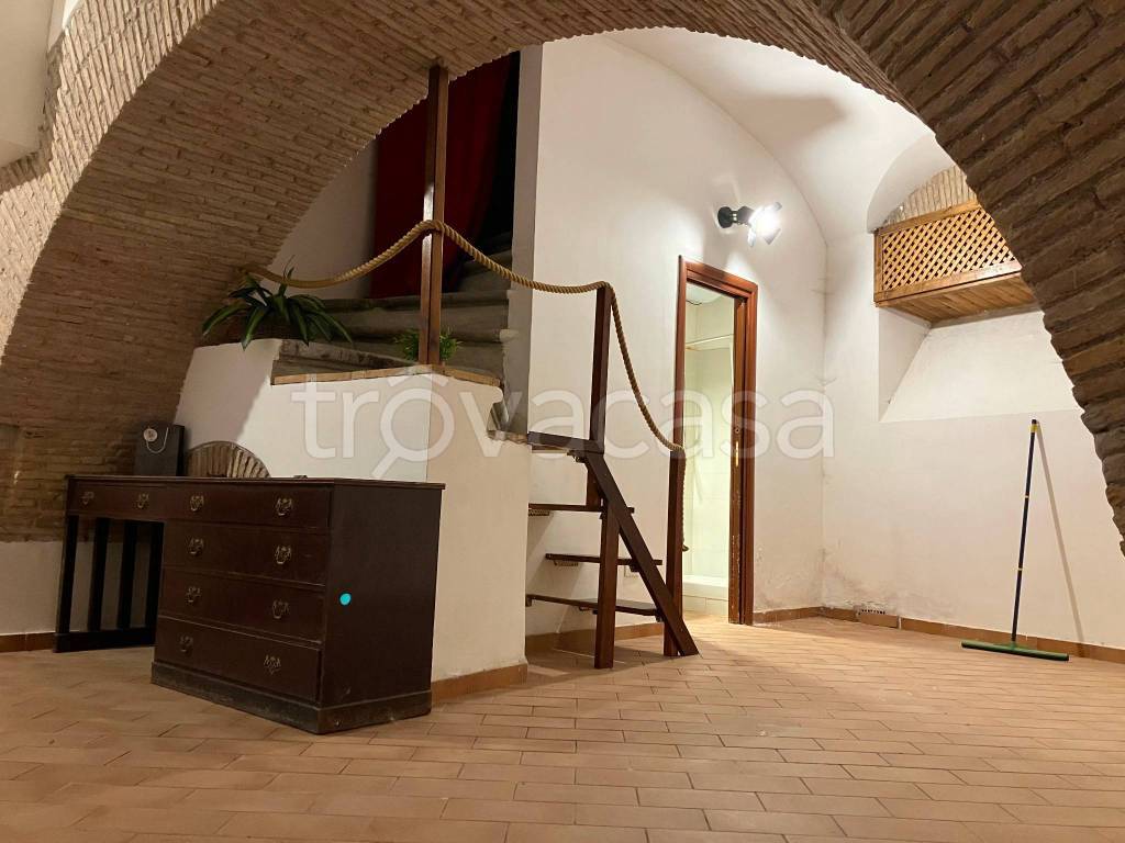 locale commerciale in vendita a Roma in zona Trevi-Colonna