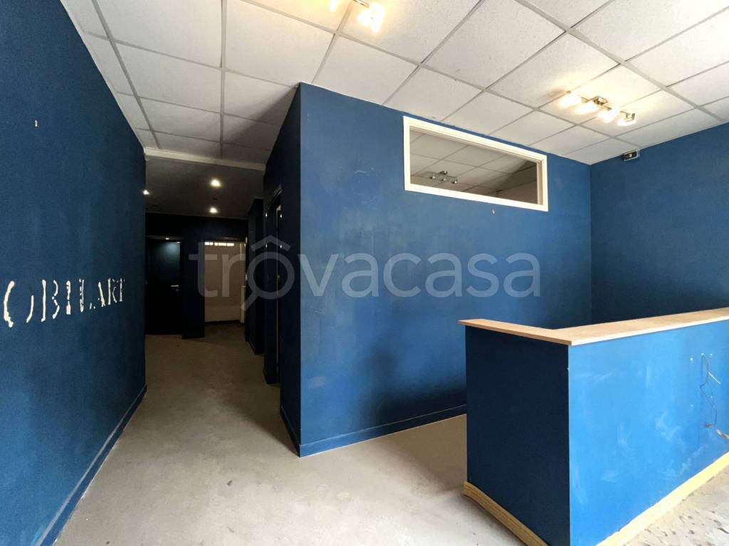 negozio in vendita a Roma in zona Cinecittà