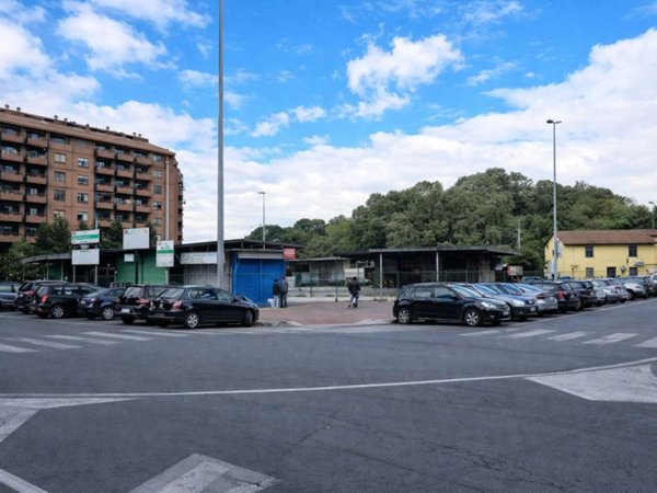 negozio in vendita a Roma in zona Tuscolano