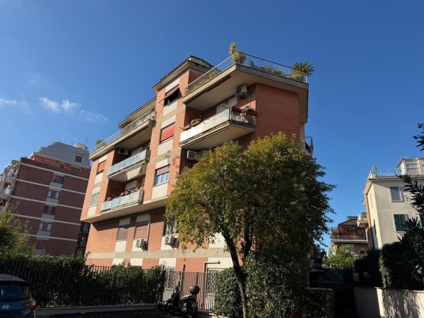 appartamento in vendita a Roma in zona Ostiense