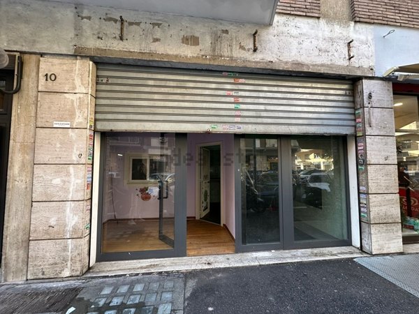 locale commerciale in vendita a Roma in zona Portuense