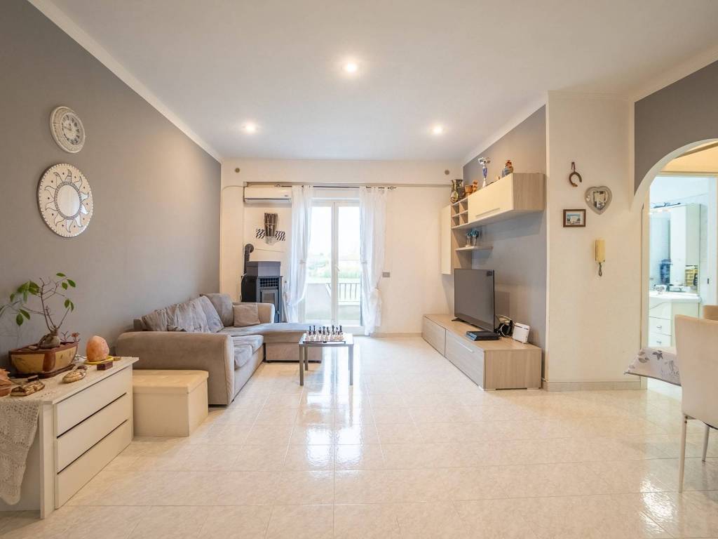 appartamento in vendita a Roma in zona Pantan Monastero