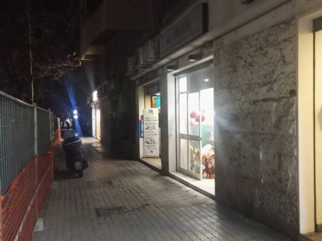 negozio in vendita a Roma in zona Cinecittà