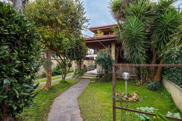 casa indipendente in vendita a Roma in zona Infernetto