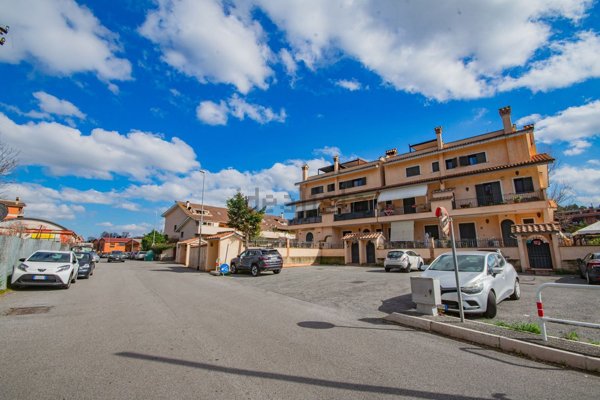 appartamento in vendita a Roma in zona Selva Candida