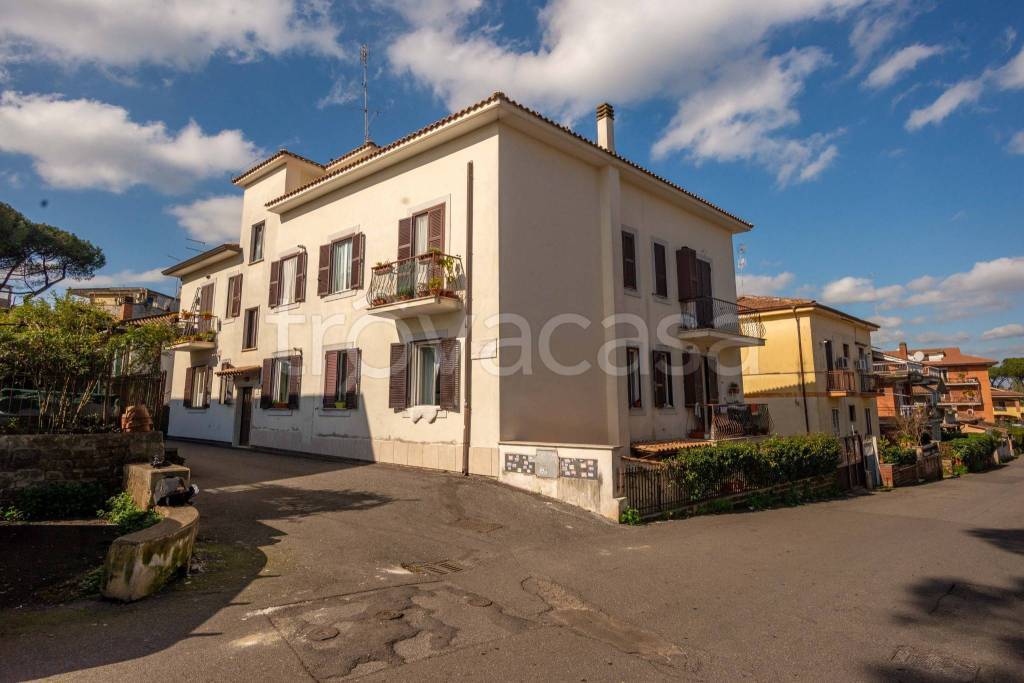 appartamento in vendita a Roma in zona Tomba di Nerone