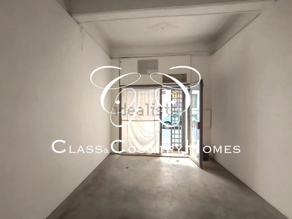 locale commerciale in vendita a Roma in zona Rione Regola