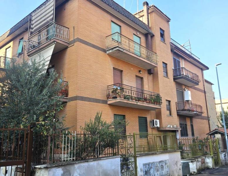 appartamento in vendita a Roma in zona Torre Angela