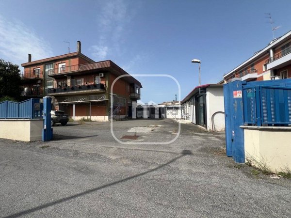 locale commerciale in vendita a Roma in zona Castelverde