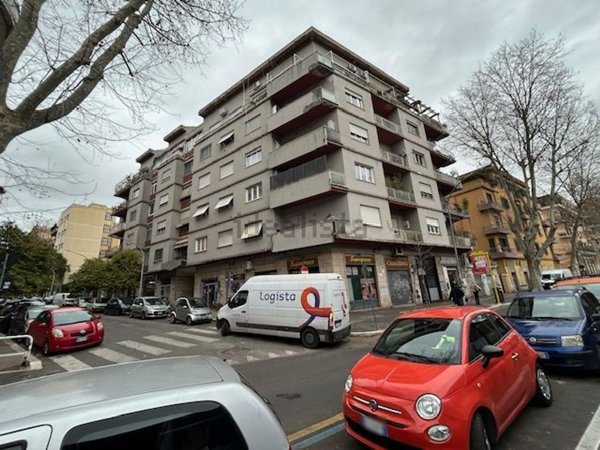 appartamento in vendita a Roma in zona Appio Latino
