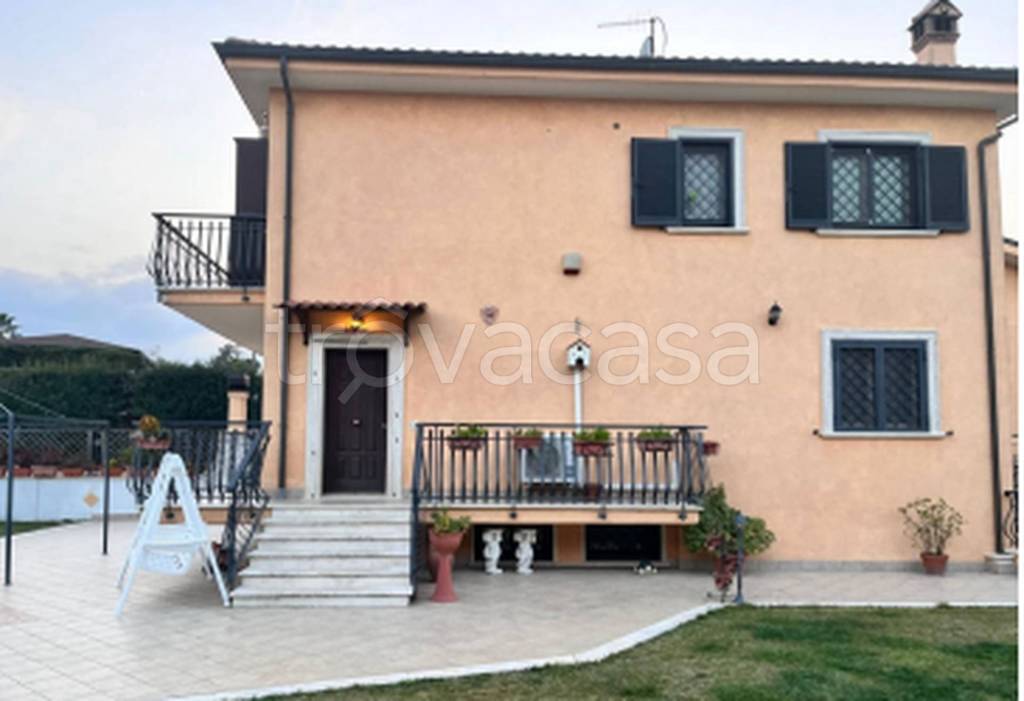 casa indipendente in vendita a Roma in zona Finocchio