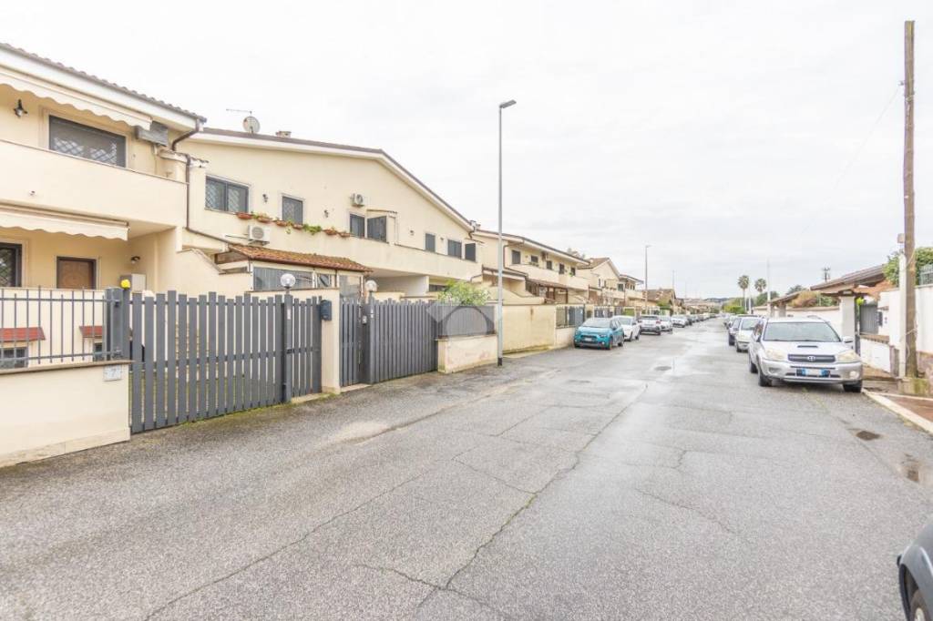 casa indipendente in vendita a Roma in zona Infernetto