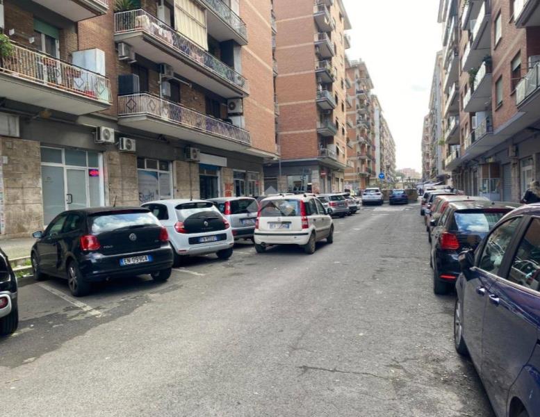 locale commerciale in vendita a Roma in zona Tuscolano