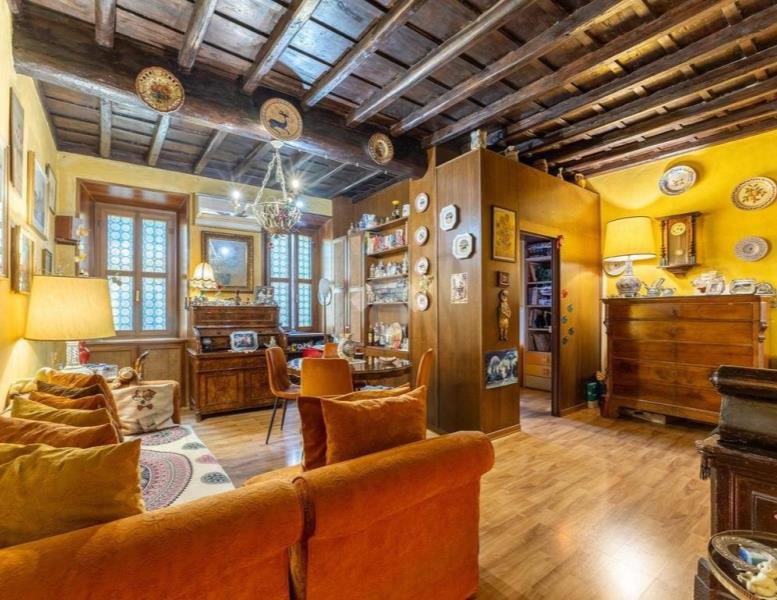 appartamento in vendita a Roma in zona Pigna - Sant'Angelo