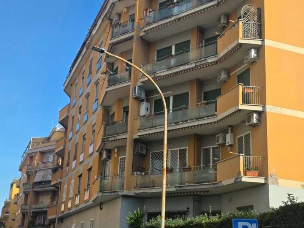 appartamento in vendita a Roma in zona Ardeatino
