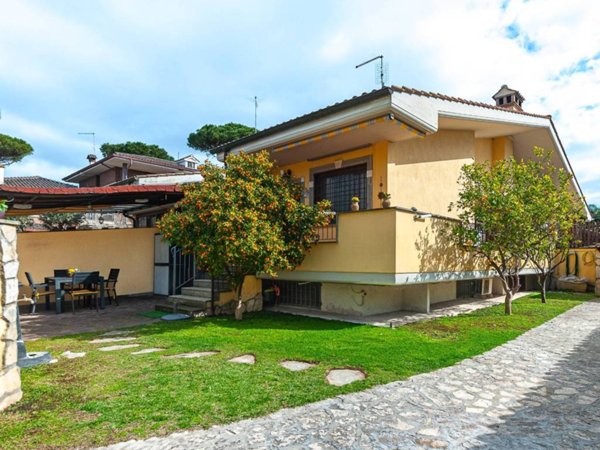casa indipendente in vendita a Roma in zona Infernetto