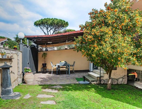 casa indipendente in vendita a Roma in zona Infernetto