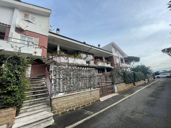 appartamento in vendita a Roma in zona Axa