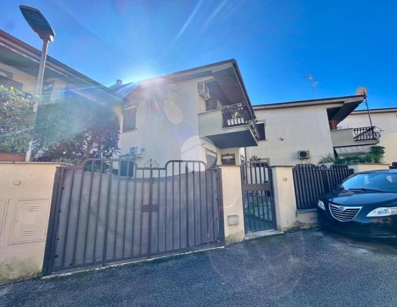 casa indipendente in vendita a Roma in zona Acilia