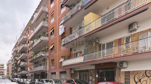 locale commerciale in vendita a Roma in zona Collatino