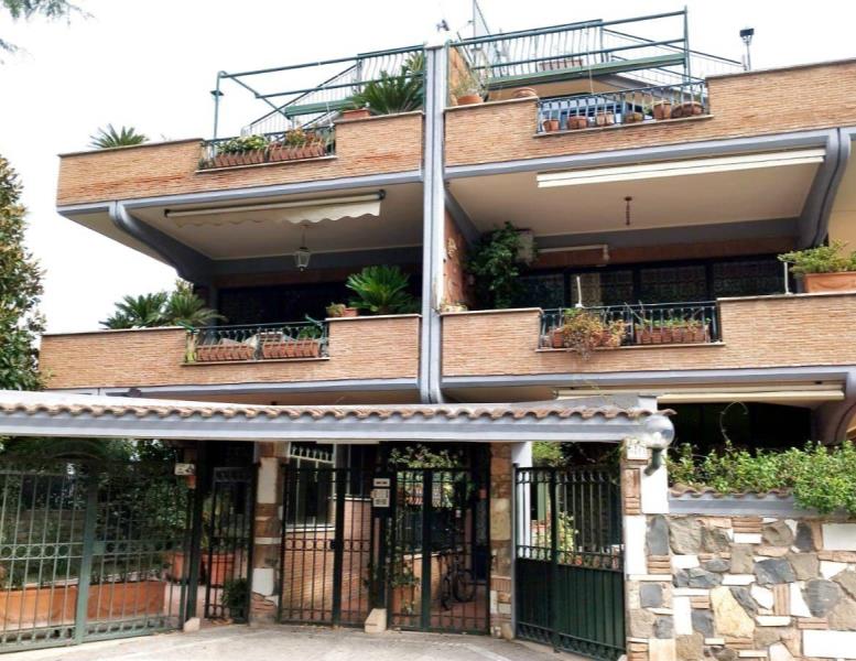 appartamento in vendita a Roma in zona Appio Pignatelli