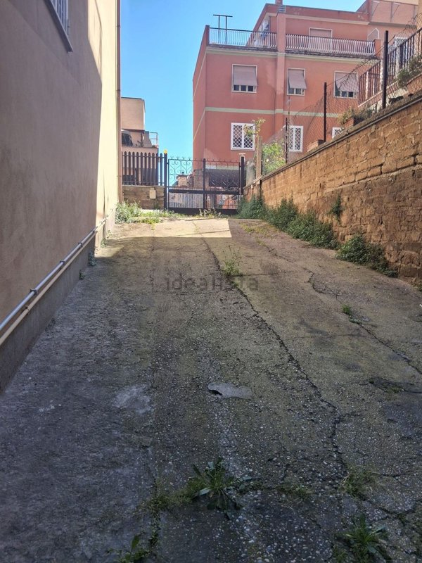 locale di sgombero in vendita a Roma in zona Torre Angela