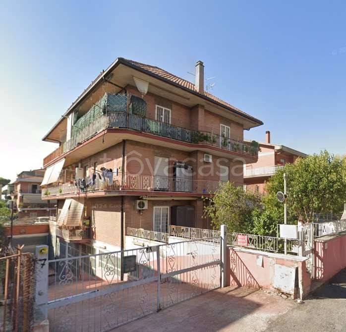appartamento in vendita a Roma in zona Torre Angela
