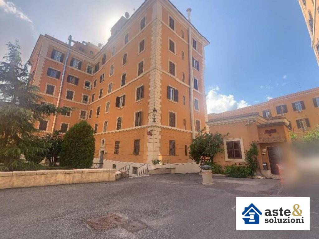 appartamento in vendita a Roma in zona Tuscolano