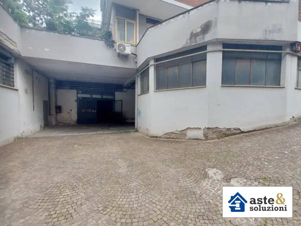 locale commerciale in vendita a Roma in zona Appio Pignatelli