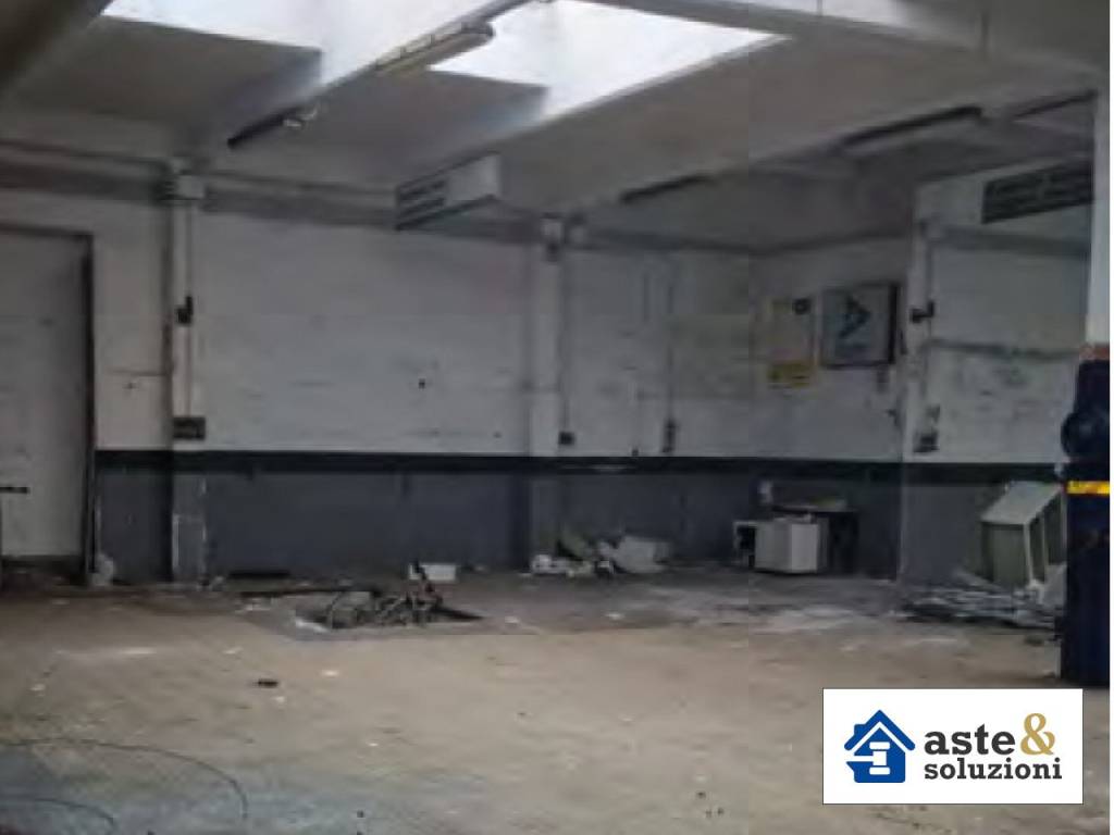 locale commerciale in vendita a Roma in zona Esquilino