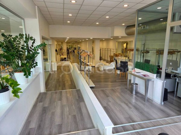 negozio in vendita a Roma in zona Tomba di Nerone