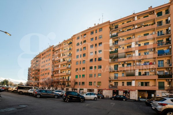 appartamento in vendita a Roma in zona Ostiense