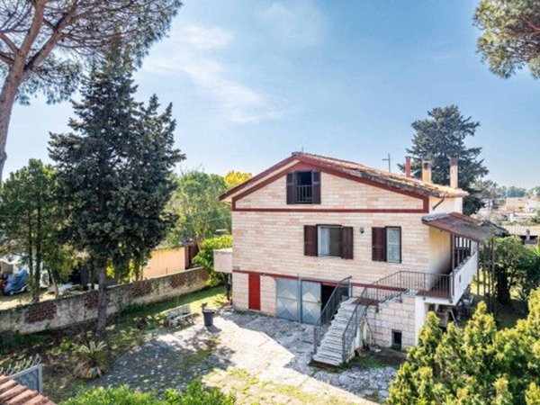 casa indipendente in vendita a Roma in zona Casal Palocco