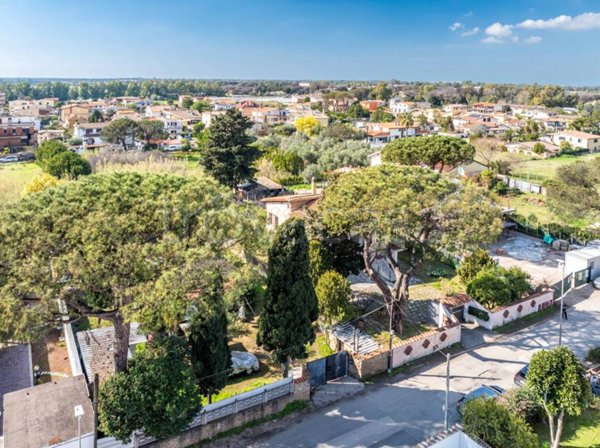 casa indipendente in vendita a Roma in zona Casal Palocco