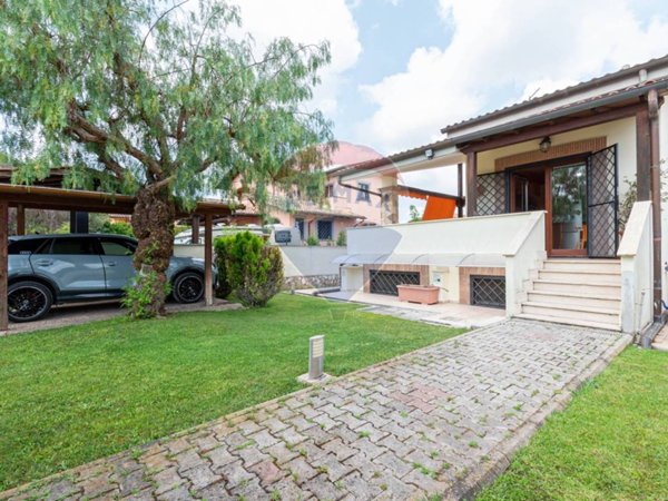 casa indipendente in vendita a Roma in zona Infernetto