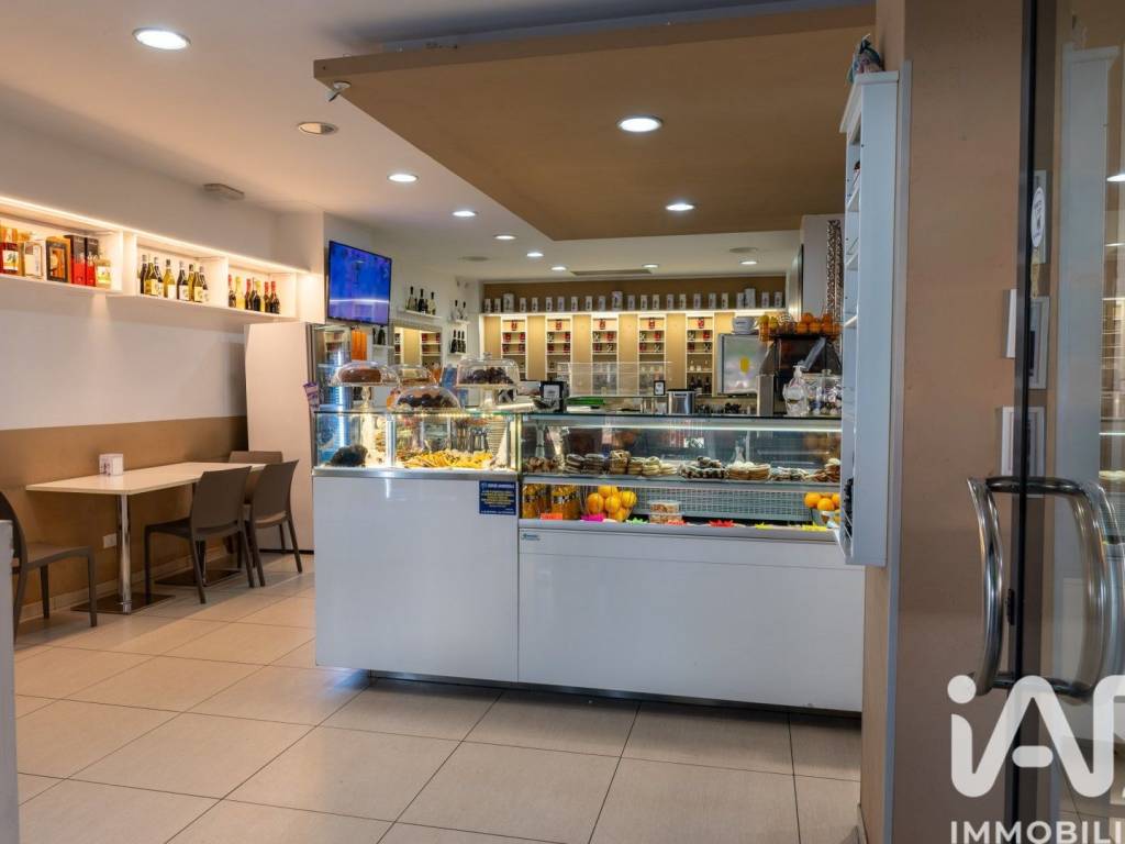 negozio in vendita a Roma in zona Ardeatino