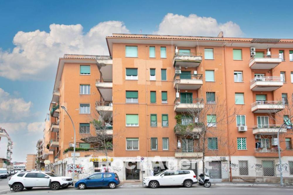 appartamento in vendita a Roma in zona Tuscolano