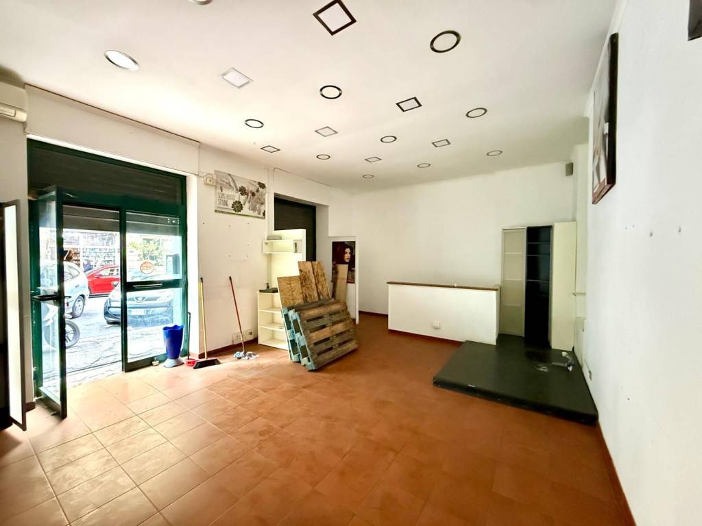 negozio in vendita a Roma in zona Tuscolano
