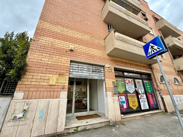 locale commerciale in vendita a Roma in zona Acilia