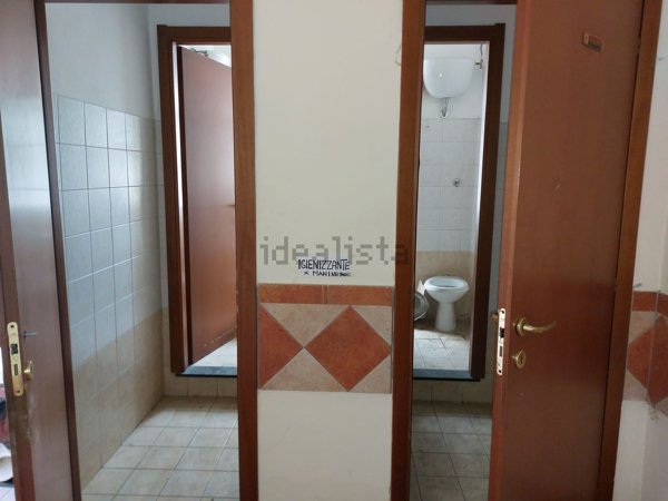 locale commerciale in vendita a Roma in zona Torre Maura