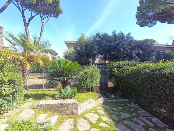 casa indipendente in vendita a Roma in zona Axa