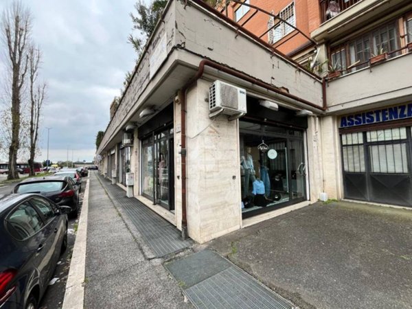 negozio in vendita a Roma in zona Ponte Mammolo
